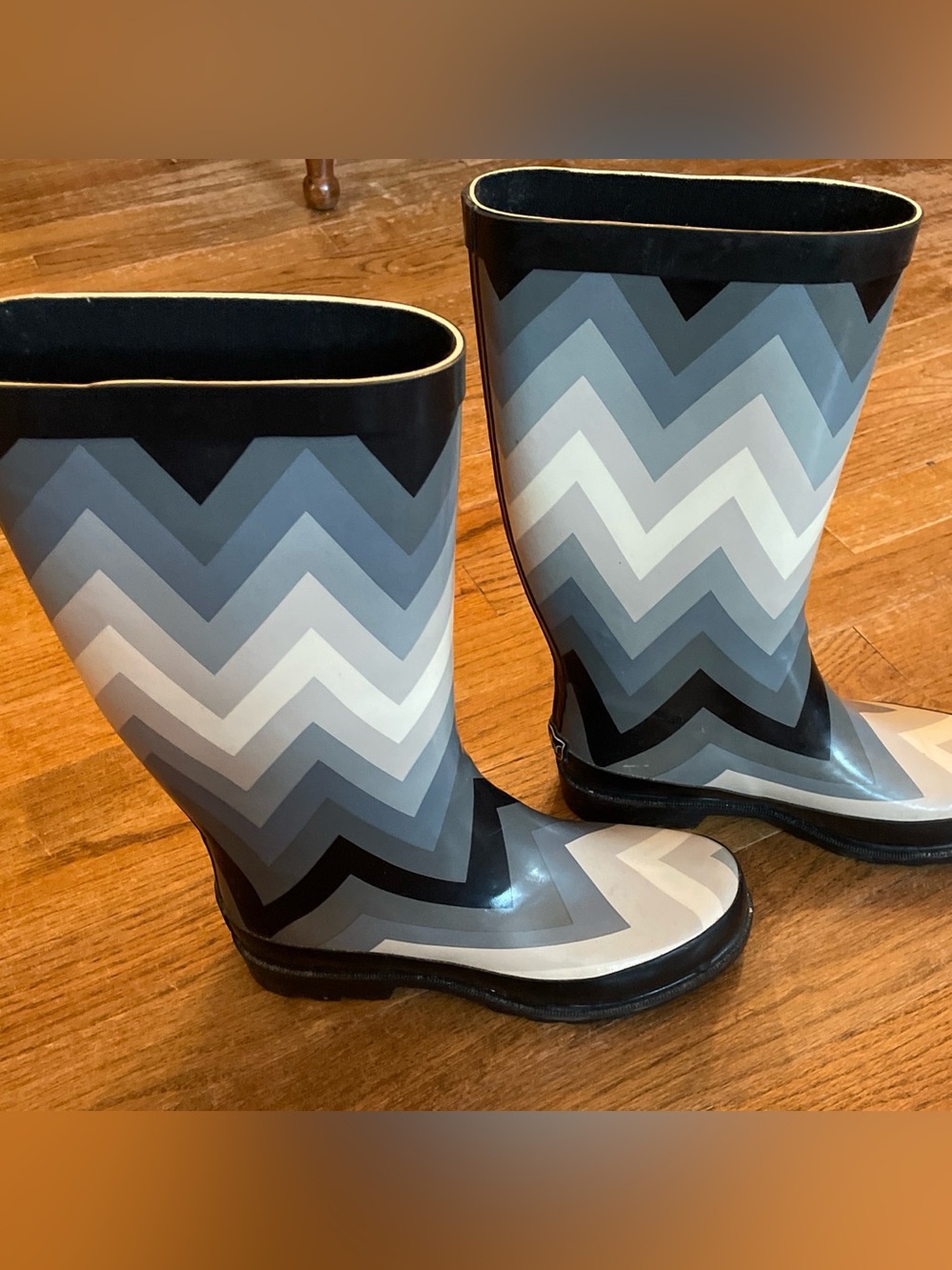 Chevron Pattern Rain Boots in Gray & Black size 7